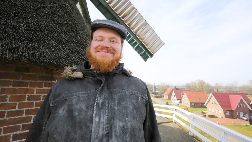 Wassermüller Benny Hörrmann ist extra aus Bayern nach Ostfriesland gekommen. Hier möchte er lernen, wie mit Wind gemahlen wird. Foto: Böning