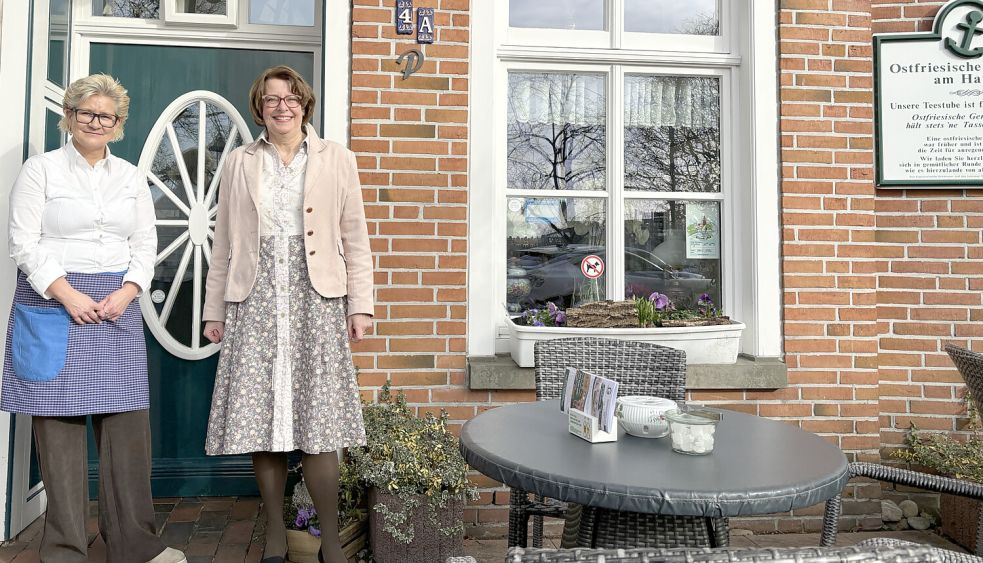 Matina Brinkmann (rechts) und Iris Meyerhoff arbeiten seit vielen Jahren zusammen in der Ostfriesischen Teestube. Foto: Kubassa