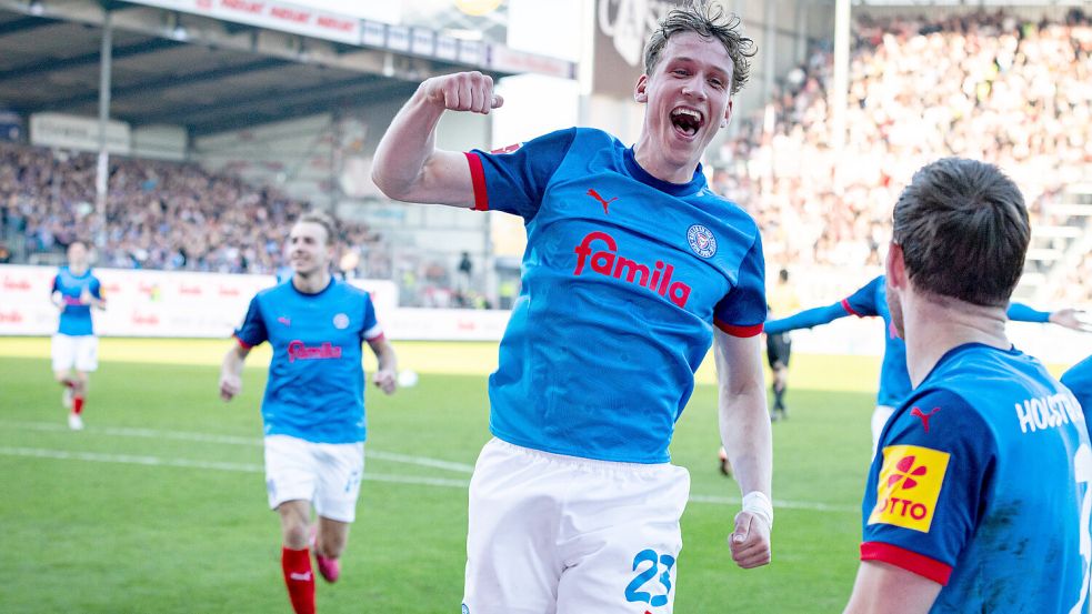 Lasse Rosenboom darf sich über einen neuen Vertrag bei Holstein Kiel freuen. Hier bejubelt er das 2:1-Führungstor der Kieler am vergangenen Samstag, 8. März 2024, gegen den VfB Stuttgart. Foto: Imago/Beautiful Sports