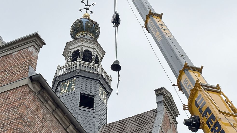 Am Dienstagvormittag wurde die Hauptglocke der Neuen Kirche aus dem Turm gehoben. Fotos: Hanssen