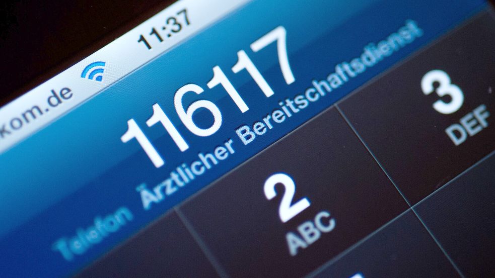 Die Telefonnummer 116117 des ärztlichen Bereitschaftsdienstes ist auf dem Display eines Smartphones am zu lesen. Foto: DPA