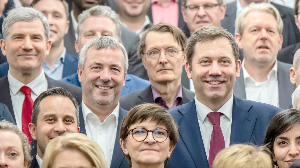 Johann Saathoff (Mitte) mit dem SPD-Partei- und Fraktionschef Lars Klingbeil (rechts) inmitten der SPD-Abgeordneten. Foto: DPA