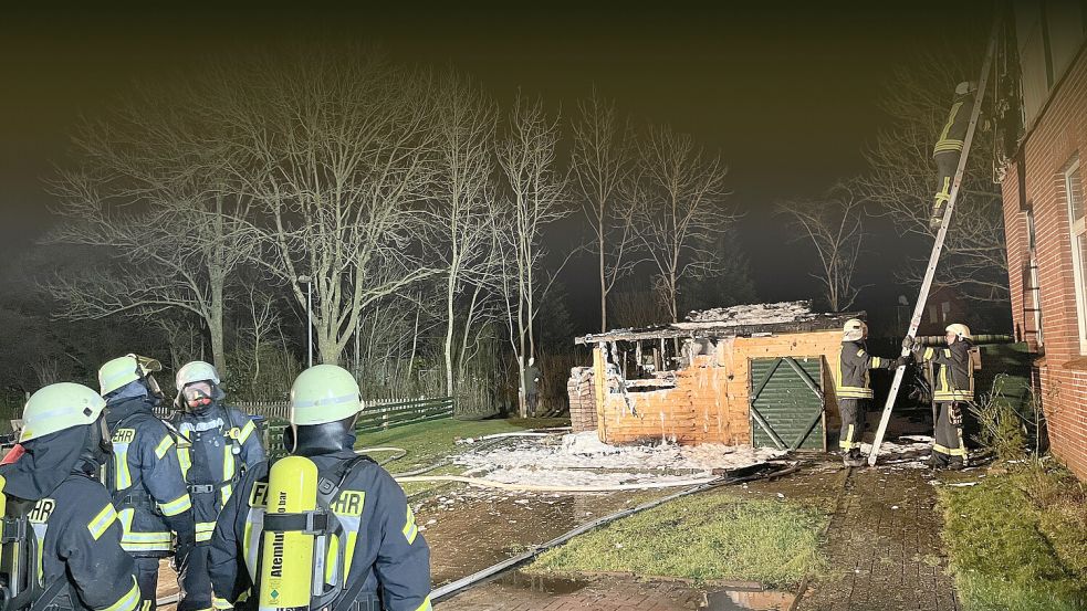 Zu solchen Einsätzen, hier ein Schuppenbrand in Pewsum im Februar 2025, fährt die Feuerwehr Krummhörn seltener. Stattdessen nehmen Einsätze der Hilfeleistung zu. Foto: Archiv/Feuerwehr Krummhörn