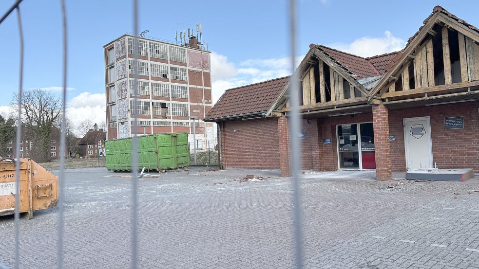 Der alte NP-Markt wird aktuell entkernt und abgerissen. Das ist Teil der Vorarbeiten für die Bebauung des ehemaligen Ültje-Geländes. Der alte Turm der Erdnussfabrik ist im Hintergrund zu sehen. Fotos: Hanssen