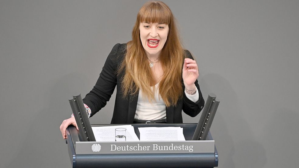 Heidi holt sie alle: Die Linken-Bundestagsabgeordnete Heidi Reichinnek hat mit ihrer wütenden Rede im Bundestag offenbar viele Wählerinnen und Wähler überzeugt. Foto: dpa/Knorr