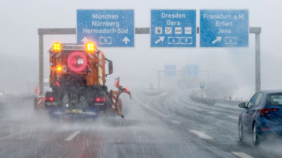 Schneefall und Schneeregen könnten auch am Wochenende hier und da noch fallen. Foto: Jan Woitas/dpa