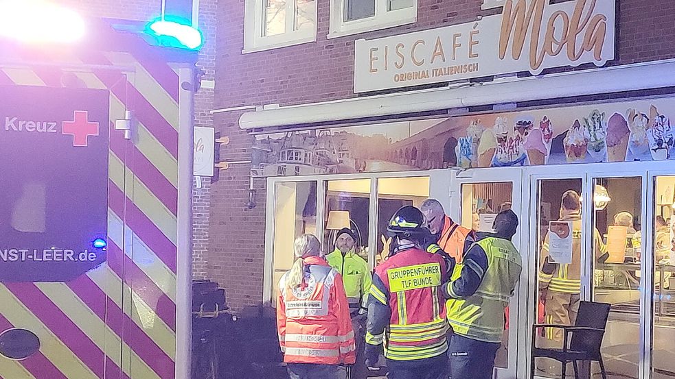 Rettungskräften, Feuerwehrleuten und Verletzten bot Antonio Giampietro in seinem Eiscafé in der kalten Einsatznacht ein warmes Plätzchen. Foto: Wolters