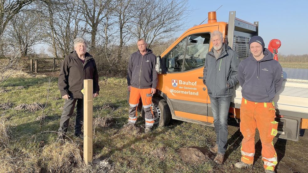 Mit dem Bauhof haben Wilhelm Haseborg (links) und Herbert Buß (Zweiter von rechts) die neue Beschilderung montiert. Foto: Gemeinde Moormerland