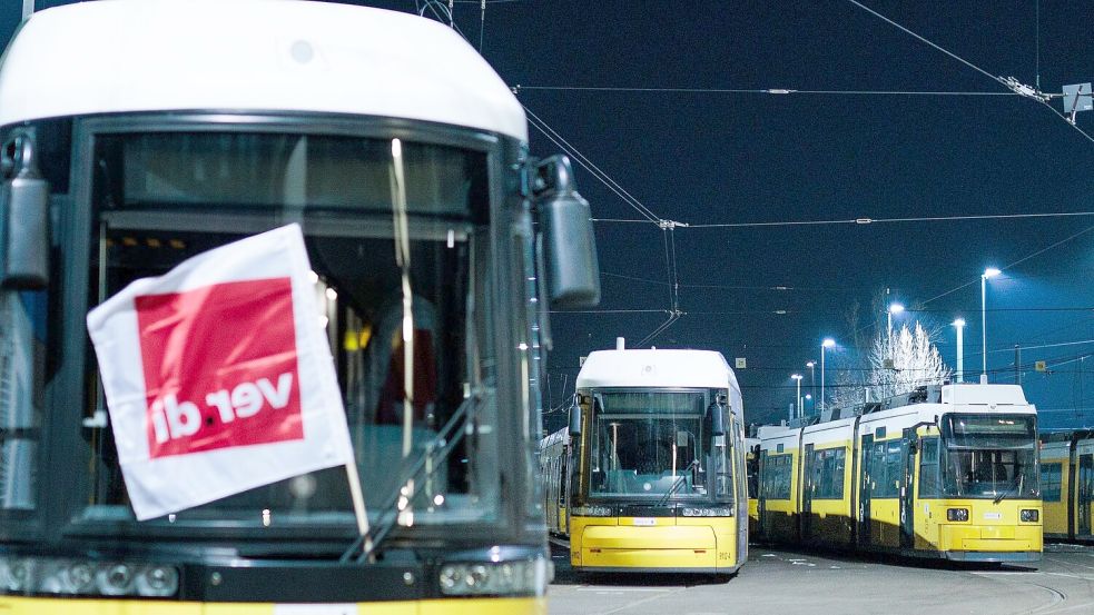 In der kommenden Woche stehen Busse und Bahnen in Berlin wieder zeitweise still. Foto: Carsten Koall/dpa