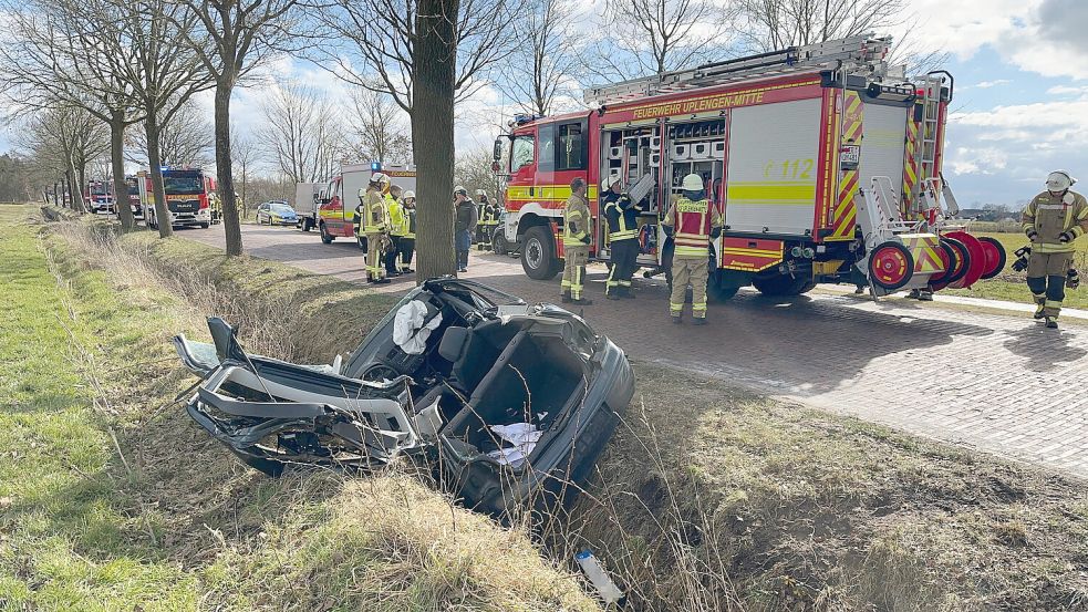 Um den Fahrer aus dem Auto zu befreien, wurde das Dach abgetrennt. Foto: Saathoff/Feuerwehr