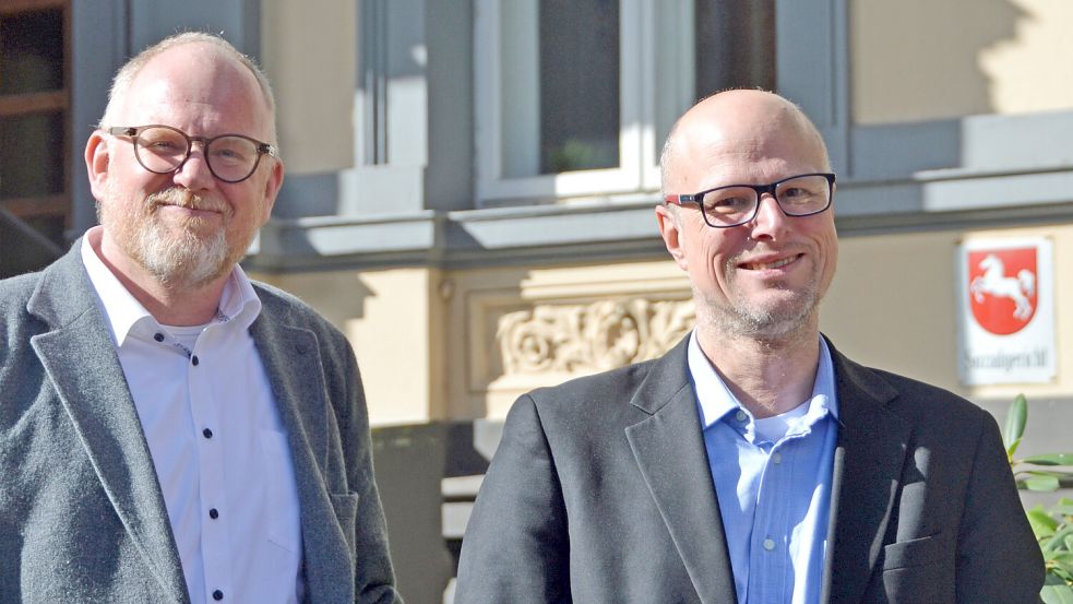 Sozialgerichts-Direktor Peter Nippen (rechts) und Sprecher Oliver Garrels vor dem historischen Gebäude an der Kirchstraße. Foto: Aiko Recke