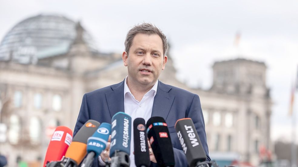 SPD-Chef Klingbeil fordert ungeachtet der Einigung auf das Finanzpaket Reformen für Deutschland. Foto: Michael Kappeler/dpa