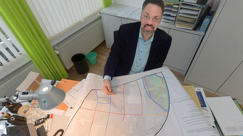 Als Stadtbaurat gehören Pläne für Jens Lüning zur täglichen Arbeit dazu. Foto: Ortgies