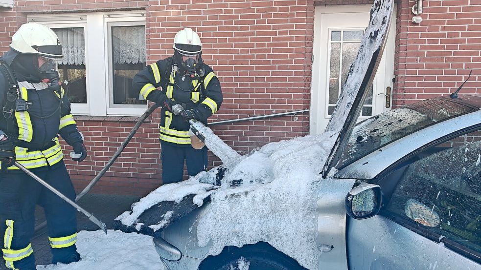 Einsatzkräfte der Feuerwehr konnten das brennende Fahrzeug schnell löschen. Foto: Bruns/Feuerwehr