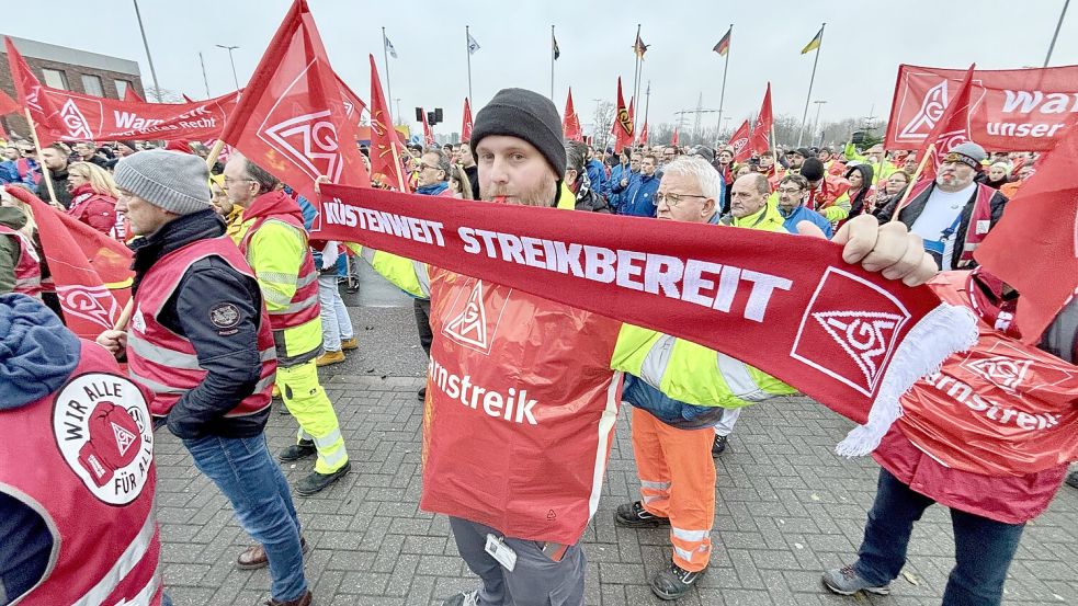 Kampf um den Erhalt möglichst vieler Arbeitsplätze: der Warnstreik Anfang Dezember 2024 bei VW Emden. Foto: Ortgies