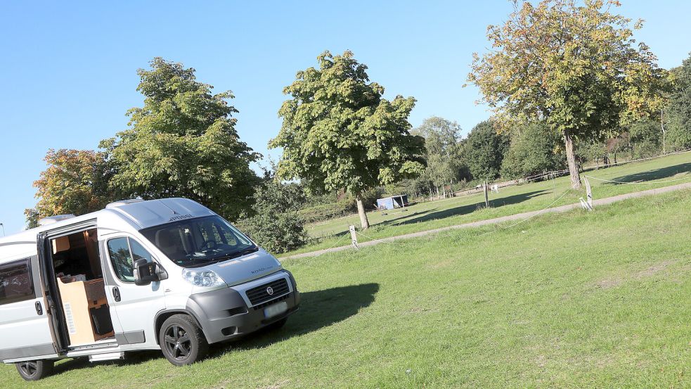 Hinter dem Besucherparkplatz des Tannenhausener Kiessees soll ein Wohnmobilhafen entstehen. Die Vergabe läuft schon seit einigen Jahren. Nun möchte ein Interessent der Politik seine Pläne vorstellen. Foto: Romuald Banik