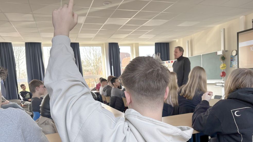 Wie politisch die Jugendlichen an der Realschule sind, erfuhr der CDU-Abgeordnete Jens Gieseke bei seinem Besuch in Aurich. Foto: Mieke Matthes