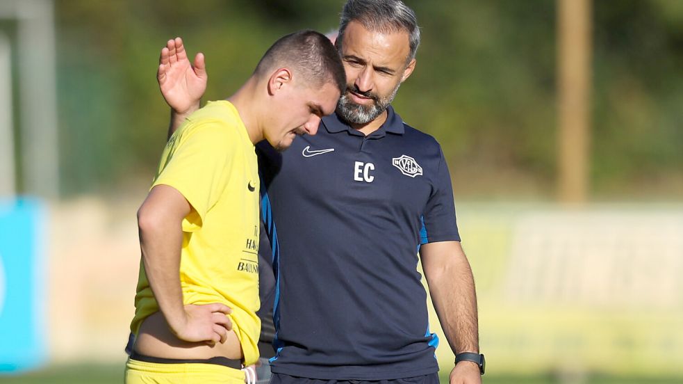 Erhan Colak musste auch bei seinem Torschützen Roman Antonenko nach dem Spiel Aufbauarbeit leisten. Archivfoto: Doden/Emden