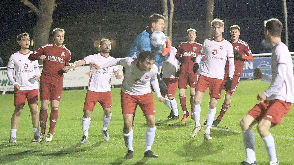 An alter Wirkungsstätte hatte Ihrhove-Keeper Enno Bunger alles im Griff und entführte mit seinen Teamkollegen einen Punkt aus Rhauderfehn. Foto: Damm