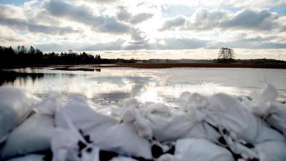 Hochwasser in Niedersachsen: Das Weihnachts-Hochwasser 2023 steckt vielen Anliegern noch in den Knochen. Nun gibt das Land mehr Geld für den Hochwasserschutz aus. Foto: DPA/Hauke-Christian Dittrich