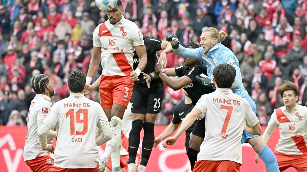 Stand oft im Fokus: Mainz-Torwart Robin Zentner. Foto: Torsten Silz/dpa