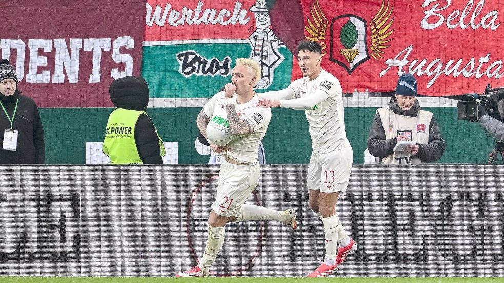 Augsburg Philip Tietz jubelt nach seinem Tor. Foto: Harry Langer/dpa