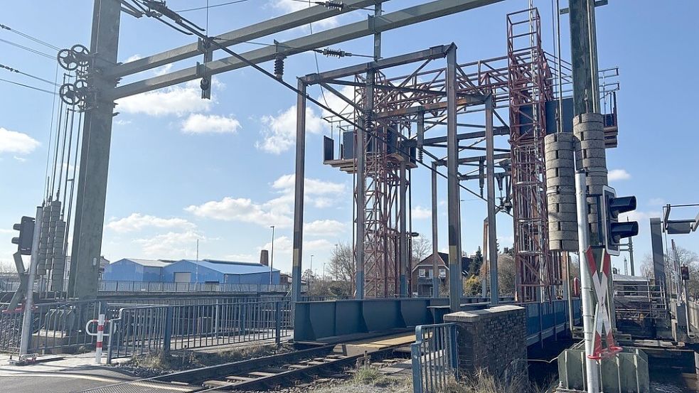 Hier fährt erstmal kein Zug entlang: Aktuell sind Arbeiter damit beschäftigt, die Eisenbahnbrücke in Emden zu reparieren. Foto: Groenendaal