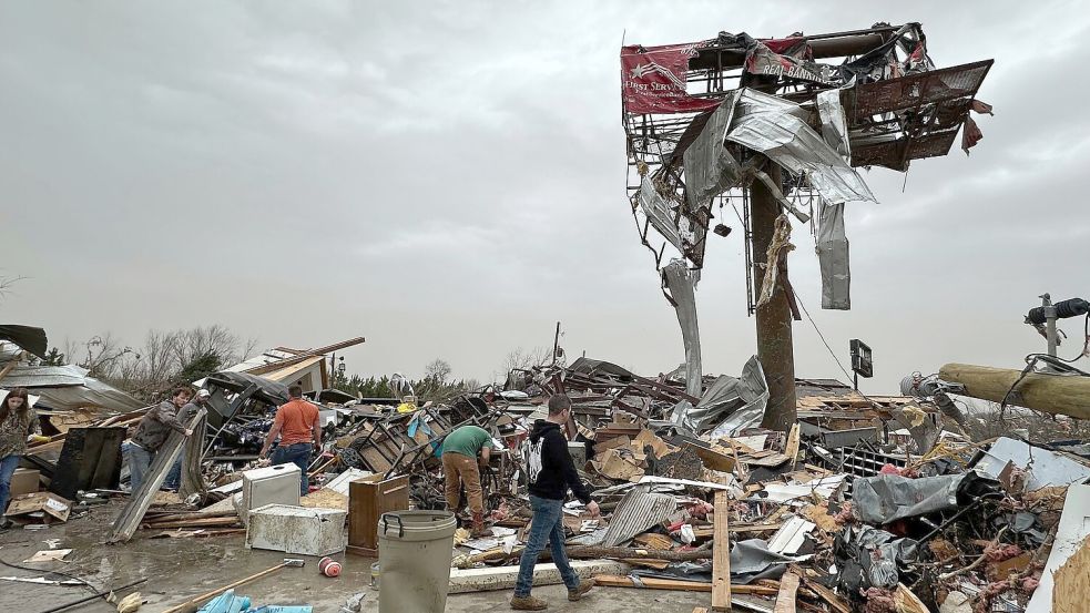 Ein schweres Unwetter hinterlässt im Ort Cave City in Arkansas Trümmer. Foto: Staci Vandagriff/Arkansas Democrat-Gazette/AP/dpa