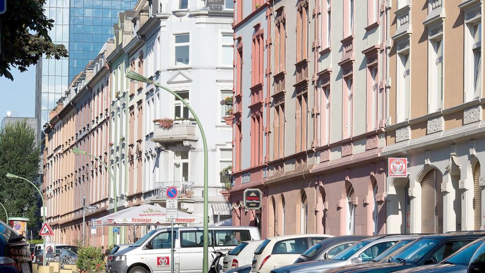 Die Mieten in Großstädten wie Frankfurt sind stark gestiegen und belasten Verbraucher. (Archivbild) Foto: Frank Rumpenhorst/dpa