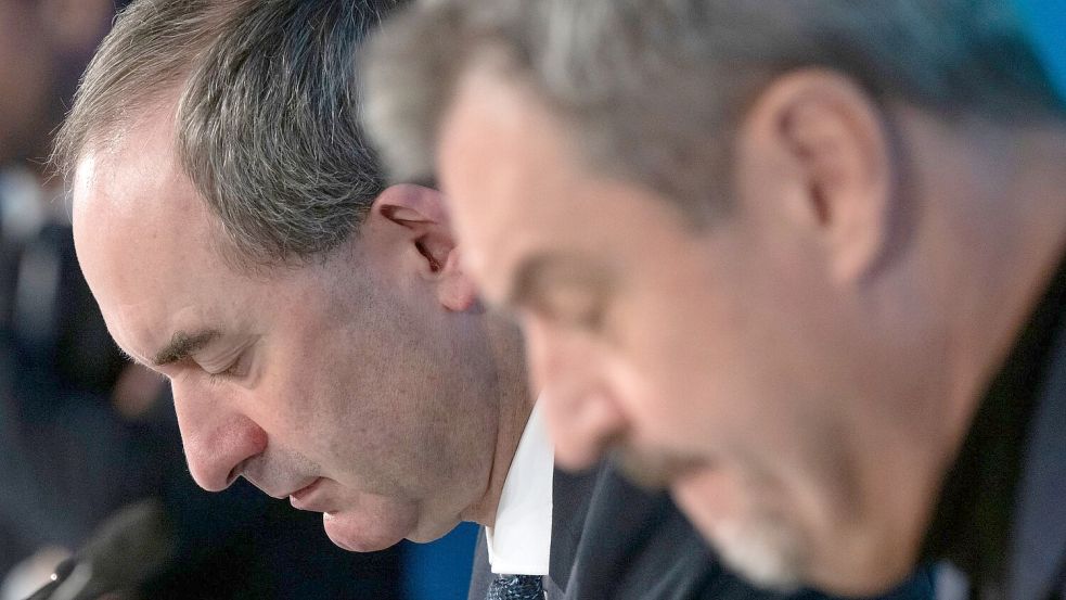 Es ist ernst: Finden Hubert Aiwanger und Markus Söder eine Lösung im Schulden-Streit? (Archivbild) Foto: Peter Kneffel/dpa