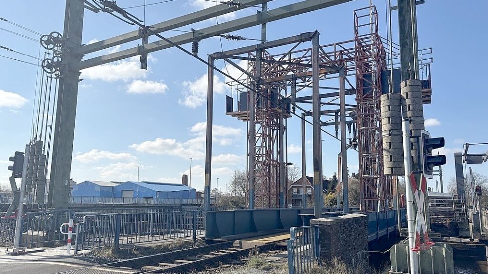 Hier fährt erstmal kein Zug entlang: Aktuell sind Arbeiter damit beschäftigt, die Eisenbahnbrücke in Emden zu reparieren. Foto: Groenendaal