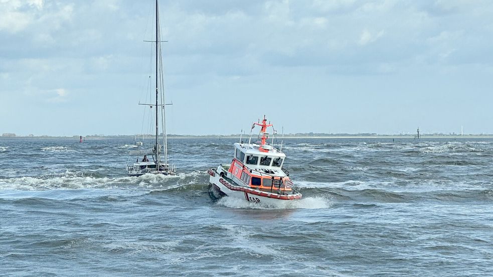 Die Seegatten zwischen den Ostfriesischen Inseln gelten als gefährlich; Lage und Wassertiefe verändern sich rasch und müssen mit Umsicht durchquert werden. Hier hat das Norddeicher Boot „Otto Diersch“ eine norwegische Segeljacht auf dem Haken, den es im Schluchter vom Sand gezogen hat. Bild: DGzRS