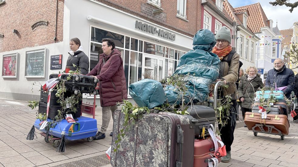 Mit Kofferwagen, voll gepackt und besonders gestaltet, zogen die Teilnehmer für die Vernissage durch die Auricher Fußgängerzone. Foto: Christin Wetzel