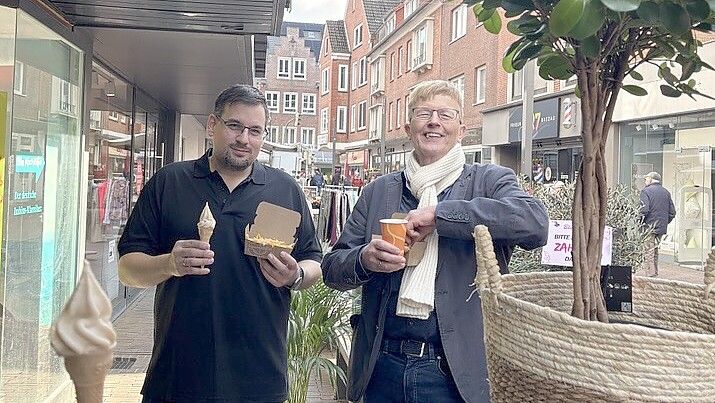 Ein Eis auf die gute Nachbarschaft: Michael Strohschähn vom Restaurant Kochlöffel (links) und Gerardus Braas haben beide ein Geschäft in der Fußgängerzone. Foto: Groenendaal