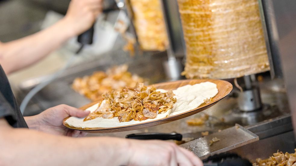 Döner macht nicht wirklich schöner, dafür aber immer ärmer. Foto: Christoph Schmidt/dpa