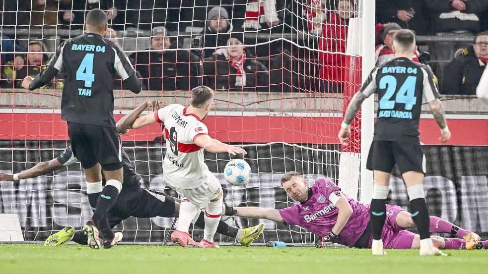 Das 1:0 für den VfB: Ermedin Demirovic trifft aus kurzer Distanz. Foto: Harry Langer/dpa