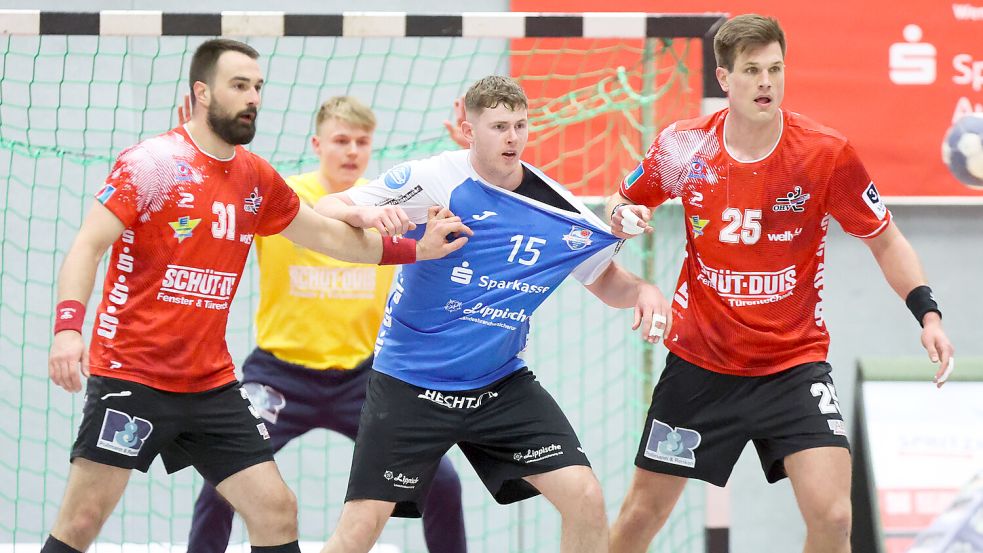 Trikottest beim künftigen Mitspieler. Jannes Hertlein (rechts) geht auf Tuchfühlung zu Torben Hübke, der im Sommer nach Aurich wechselt und an diesem Sonntag für Handball-Lippe II noch einen Treffer erzielte. Foto: Doden/Emden