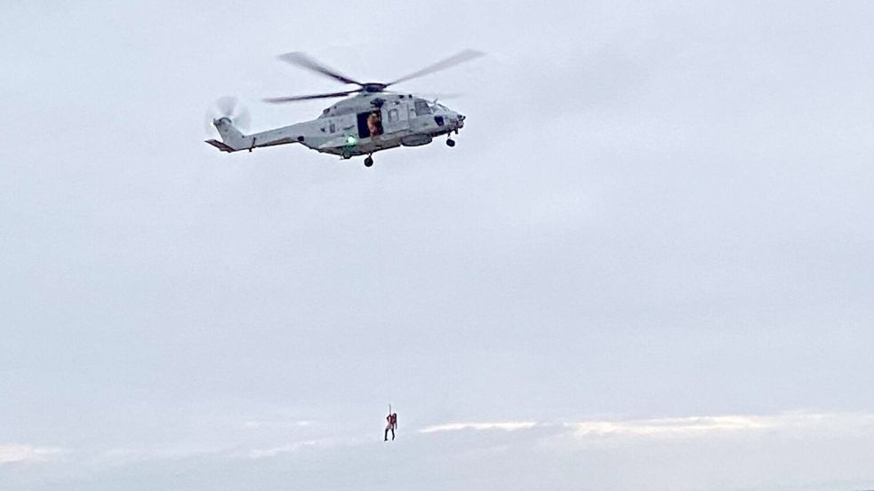 Der Skipper wurde mit einem Hubschrauber gerettet. Foto: Feuerwehr