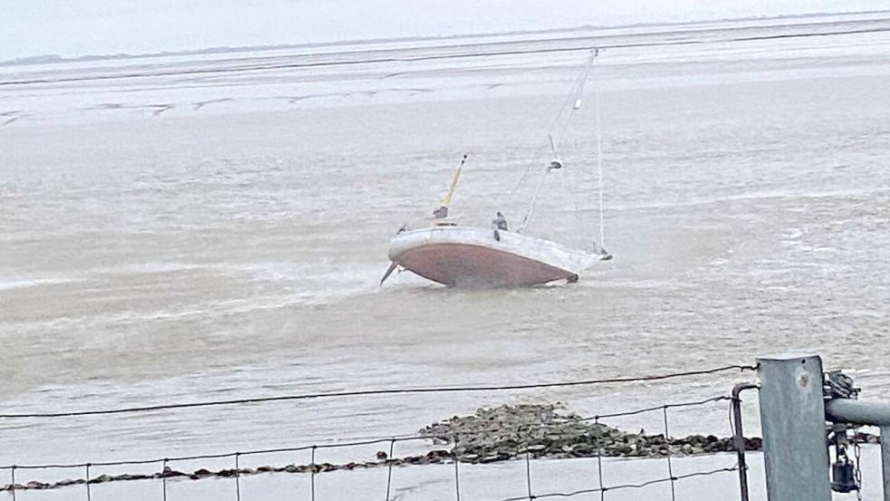 Ein Segelboot ist am Sonntagabend vor dem Borßumer Siel bei Emden auf Grund gelaufen. Foto: Feuerwehr