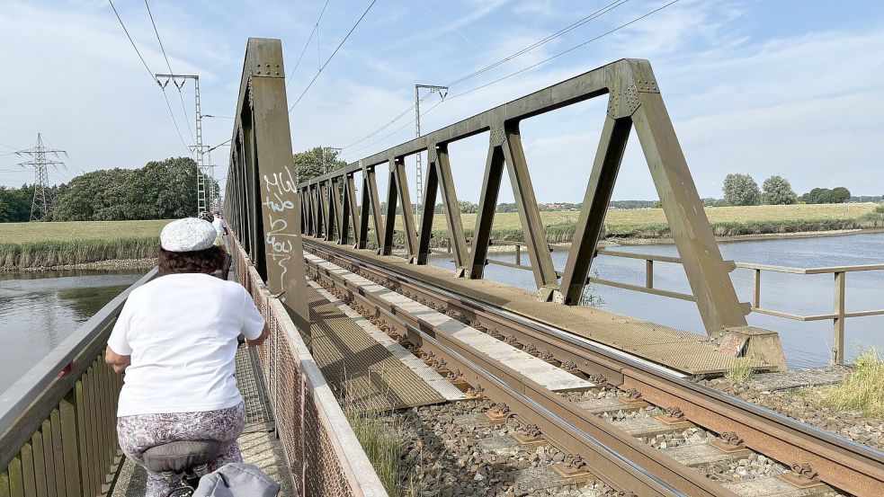 Die Eisenbahnbrücke kann derzeit nur vom Zugverkehr genutzt werden. Foto: Ortgies/Archiv