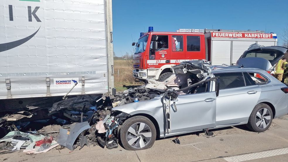 Tödlicher Verkehrsunfall im Landkreis Oldenburg: Ein Pkw-Fahrer ist an einem Stauende auf einen Lkw aufgefahren. Foto: Nonstopnews