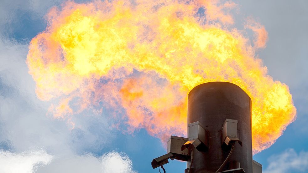 Anfallendes Gas wird bei den Arbeiten zeitweise verbrannt. Symbolbild: Schmidt/dpa