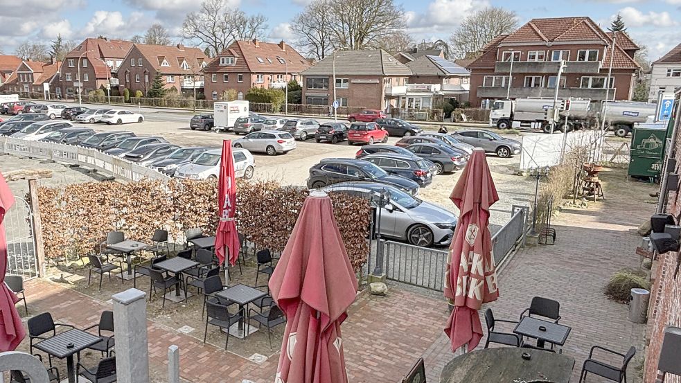 Blick auf den Biergarten von „Dat Packhus“. Statt Grünfläche mit Spielplatz wird es künftig in direkter Nachbarschaft einen Wohnblock geben. Foto: Heino Hermanns