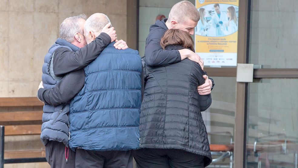 Schock und Trauer in Nordmazedonien, nach der verheerenden Brandkatastrophe in der Diskothek in Kocani mit 59 Toten. Foto: Visar Kryeziu/AP/dpa