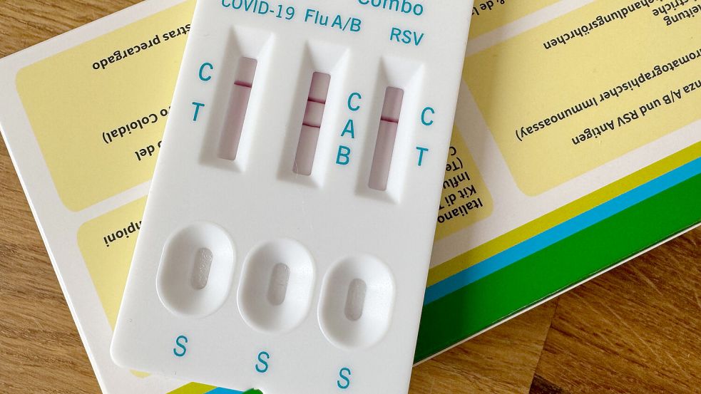 Ein Kombi-Schnelltest zeigt ein positives Ergebnis für Grippe an. Foto: DPA
