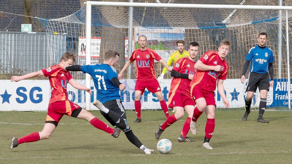 Mit diesem Schuss hatte Henning Hessenius (Nummer 71) keinen Erfolg. Später erzielte er aber für die SG Collinghorst/Rajen im Spiel gegen Stern Schwerinsdorf das Tor zum 2:0-Endstand. Foto: Lohmann