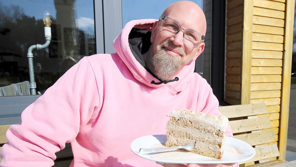 Stefan Budde ist für die Torten zuständig. Vor allem die Cappuccino-Torte hat viele Fans. Foto: Böning