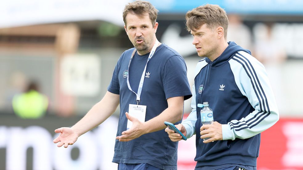 Marketing-Leiter Nils Janzen (links) und Henning Rießelmann möchten Kickers Emden fit für die 3. Liga machen. Foto: Doden/Emden