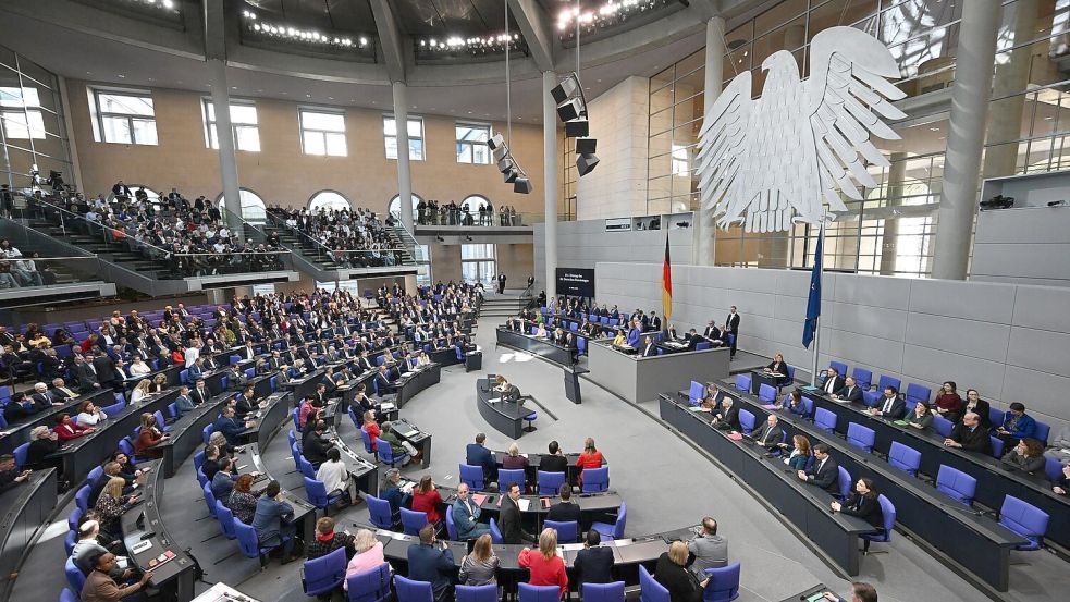 Bundestag - Sondersitzung zur Grundgesetzänderung Foto: Bernd von Jutrczenka/dpa