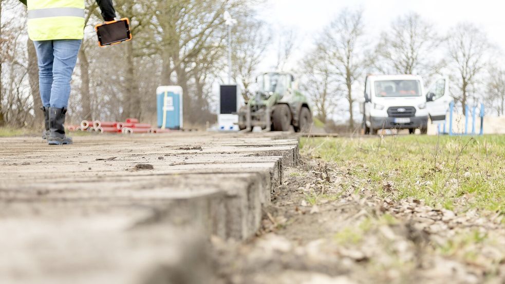 Holzbalken, großflächig ausgelegt, schützen in Rhede den Acker, verteilen die Druckbelastung und sichern die Anfahrt schwerer Fahrzeuge. Foto: Lars Schröer